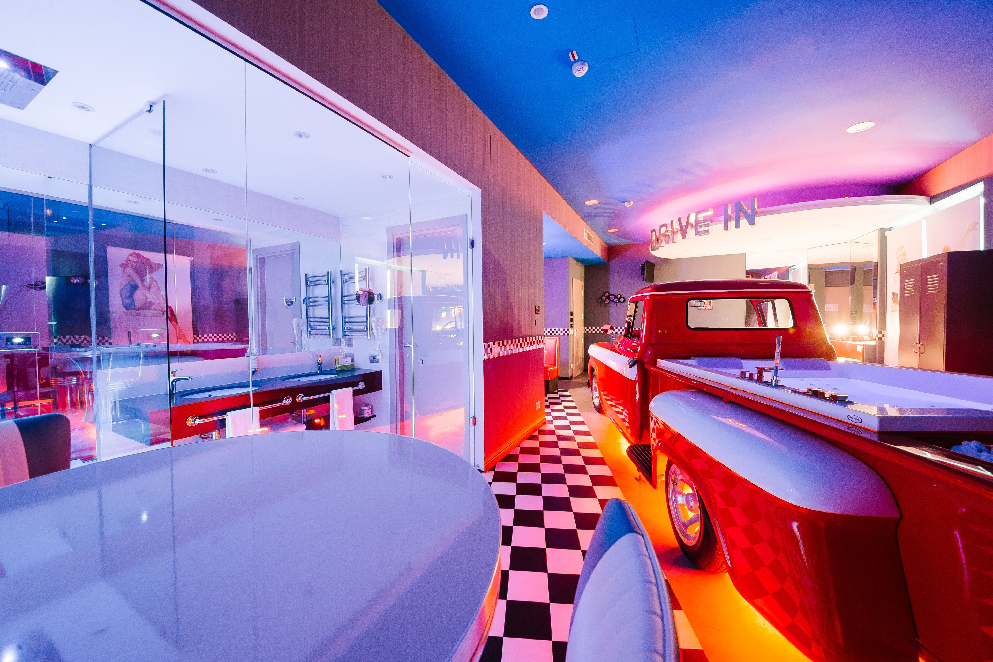 Luxury-Studiosuite, 1 King-Bett (Direct access) | Badezimmer | Dusche, kostenlose Toilettenartikel, Haartrockner, Bidet