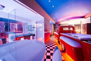 Suite estudio de lujo, 1 cama King size (Direct access) | Baño | Regadera, amenidades de baño gratuitas, secadora de cabello, bidet 