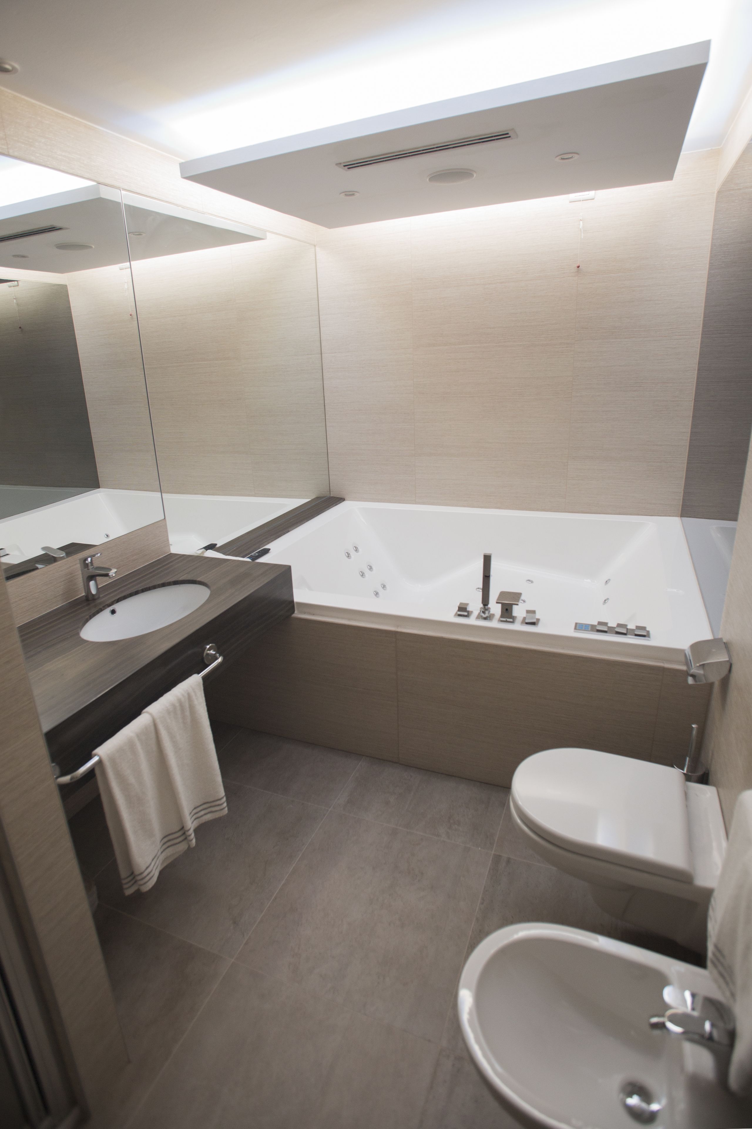 Un bagno moderno con vasca, lavabo e water.