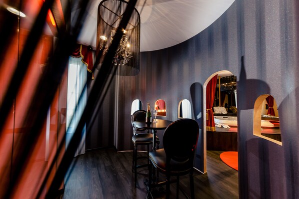 Suite Paris Mon Amour | Area soggiorno | TV a schermo piatto