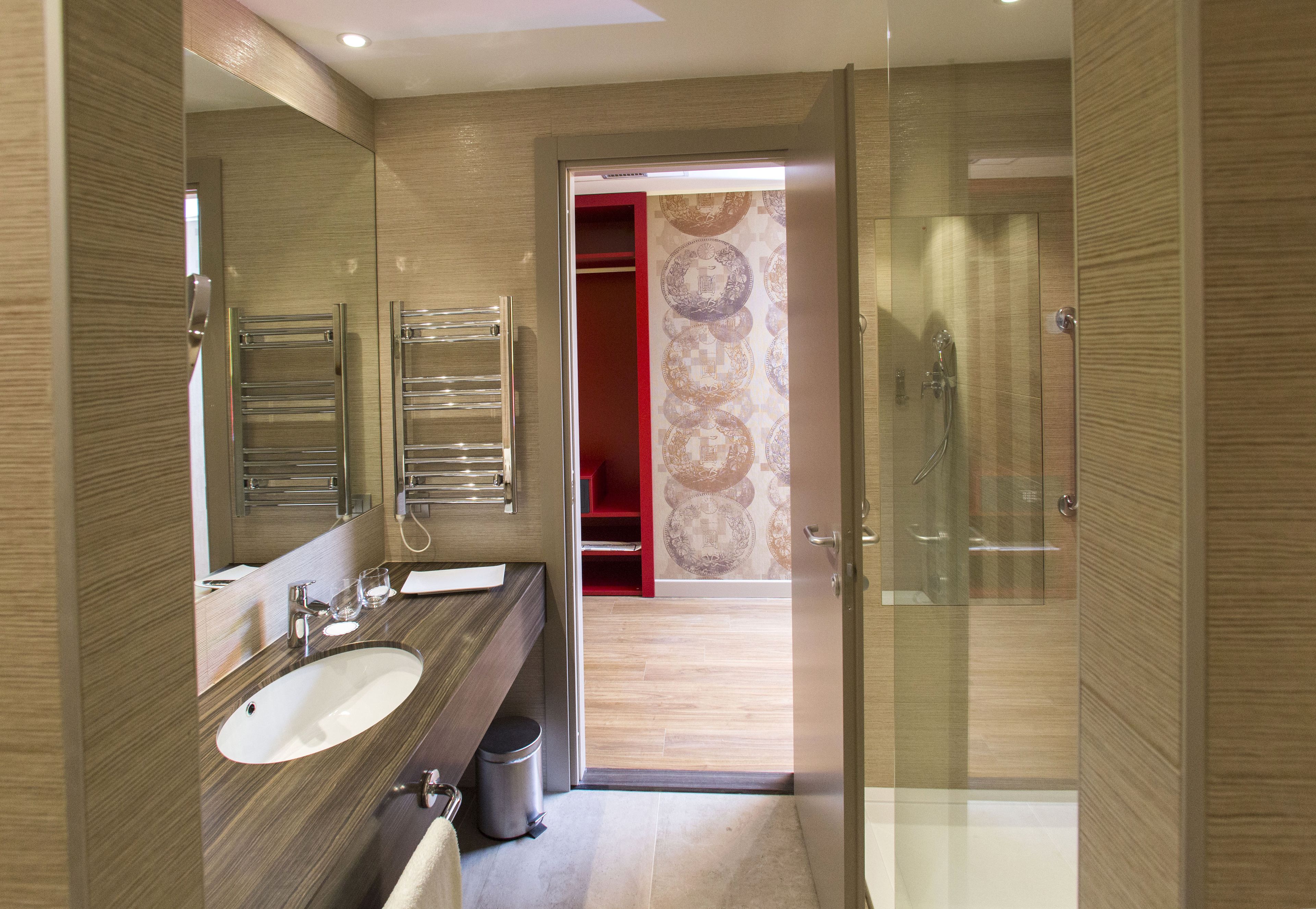 shower, free toiletries, hair dryer, bidet