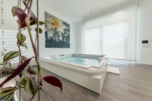 Suite estudio de lujo, 1 cama King size (Direct access) | Tina de hidromasaje privada