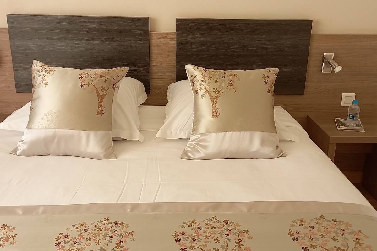 1 bedroom, desk, blackout curtains, soundproofing