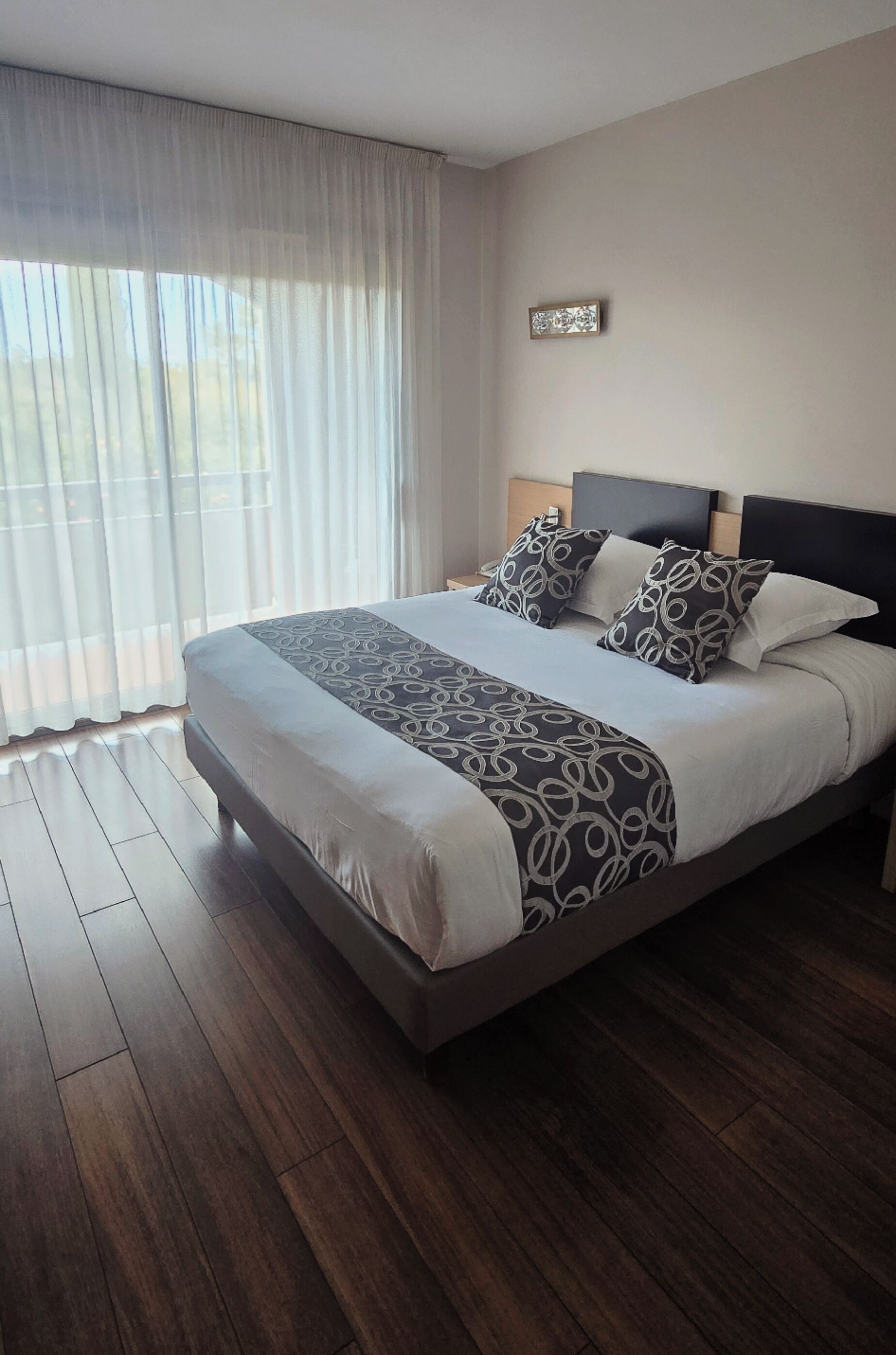 双人房 | 办公桌、遮光窗帘、隔音、免费 WiFi