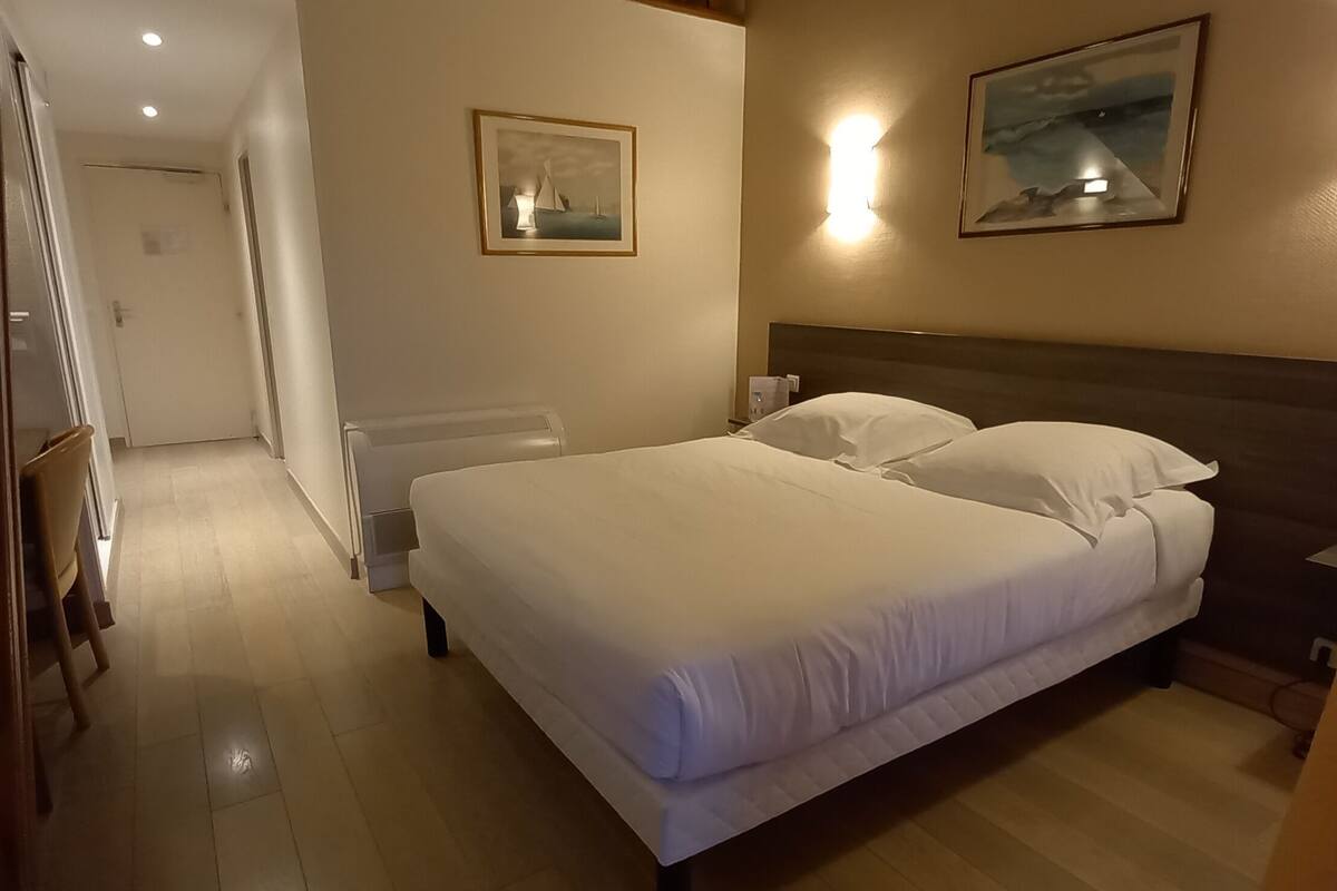 quadruple room | 1 bedroom, desk, blackout curtains, soundproofing