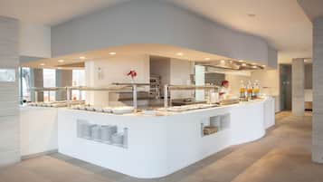 Petit déjeuner buffet (10.50 EUR par personne)