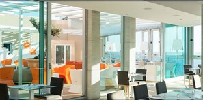 Serveert ontbijt en diner, internationale gerechten