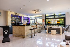 2 bares, 2 bares junto a la piscina, bar en la playa