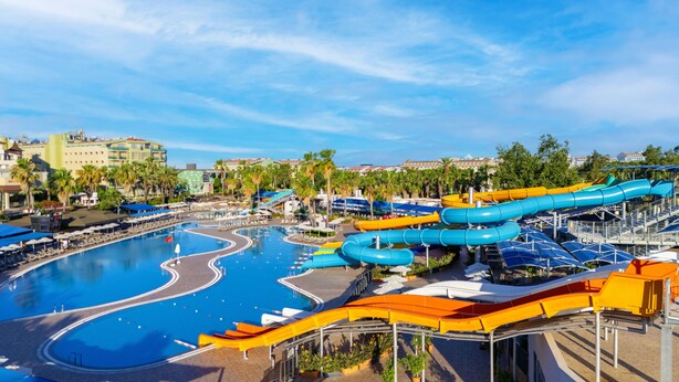 Un parc aquatique doté de nombreux toboggans et d’une grande piscine.