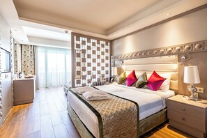 عناصر مجانية داخل الميني بار وخزنة داخل الغرفة وستائر تعتيم