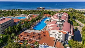 Un complexe hôtelier doté de plusieurs piscines, d’une plage et offrant une vue sur l’océan.
