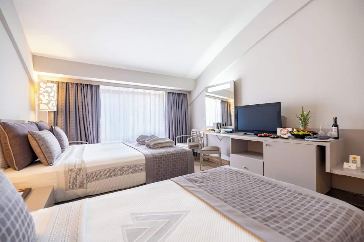 Minibar con artículos gratuitos y caja de seguridad en la habitación