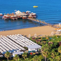 Playa privada, sillas reclinables de playa, sombrillas, toallas de playa