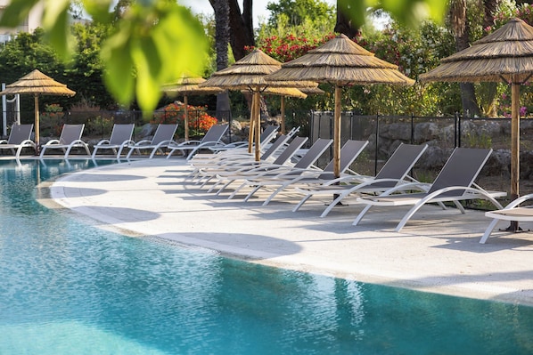 Piscina externa, espreguiçadeiras