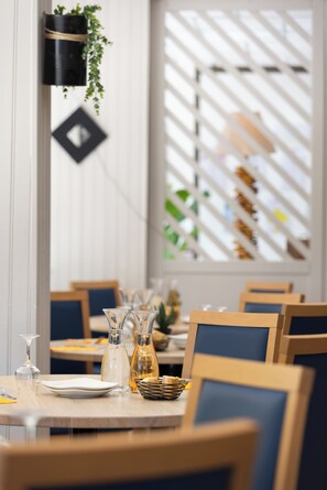 Breakfast, lunch, dinner served; local cuisine  - Hotel Club Le Capet (Sainte-Maxime)