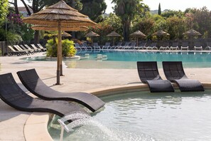 Outdoor pool, sun loungers - Hotel Club Le Capet (Sainte-Maxime)