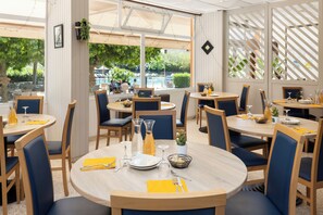 Breakfast, lunch and dinner served - Hotel Club Le Capet (Sainte-Maxime)