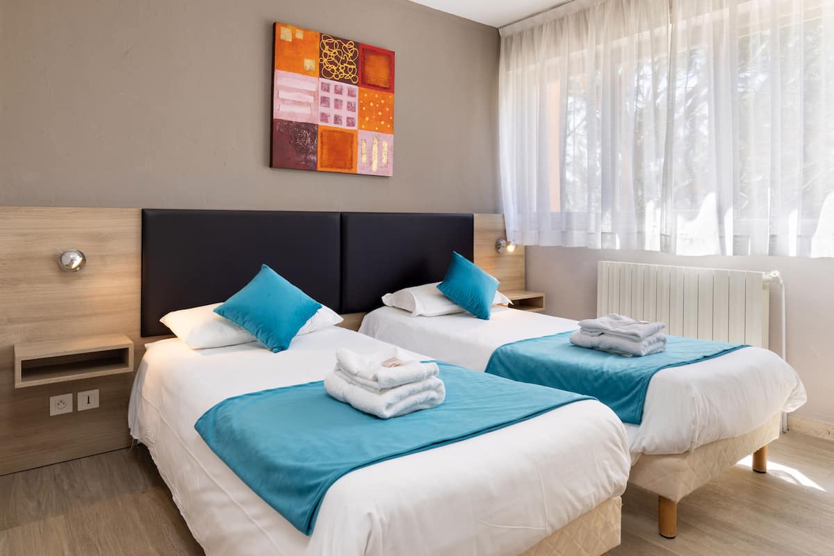 Desk, soundproofing, free cots/infant beds, free WiFi