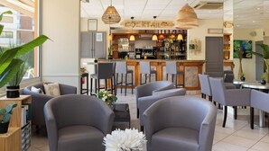 Uma área de bar moderna com balcão, assentos e vista para a cidade.