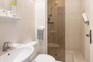 Shower, hair dryer, towels - Hotel Club Le Capet (Sainte-Maxime)