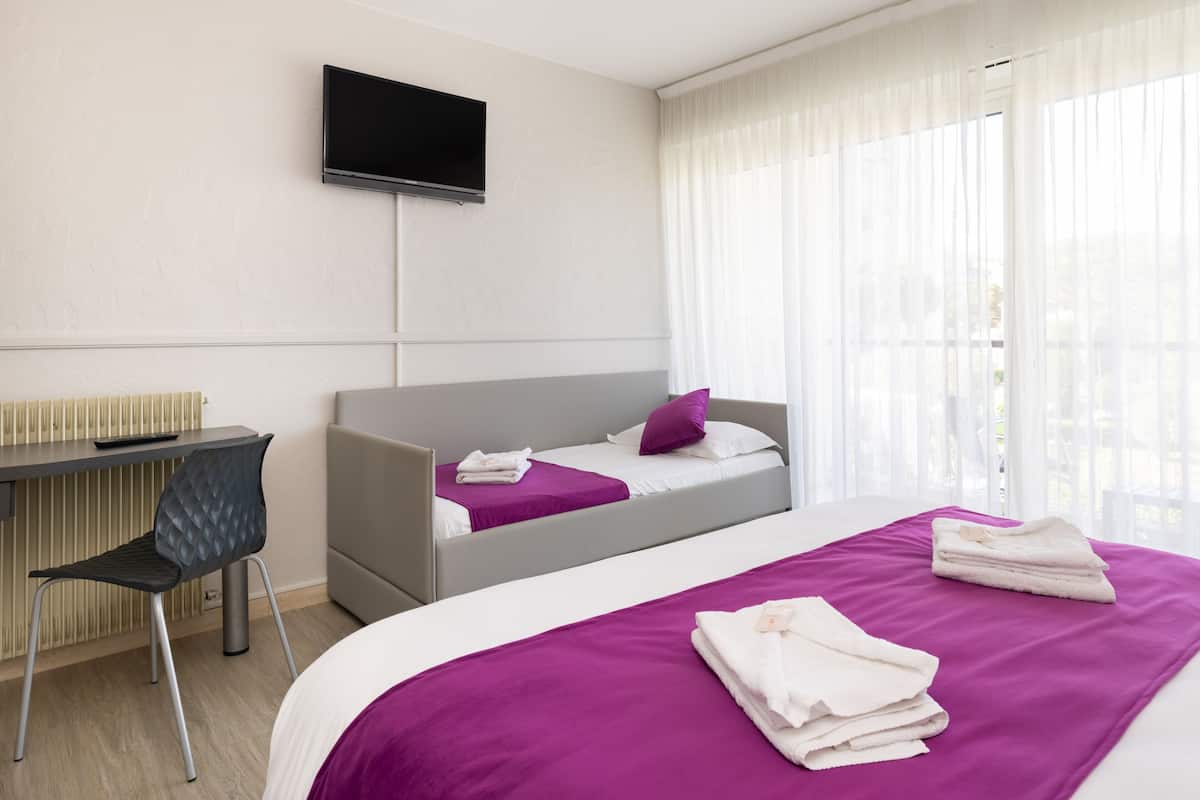 Quadruple Room | Desk, soundproofing, free cots/infant beds, free WiFi