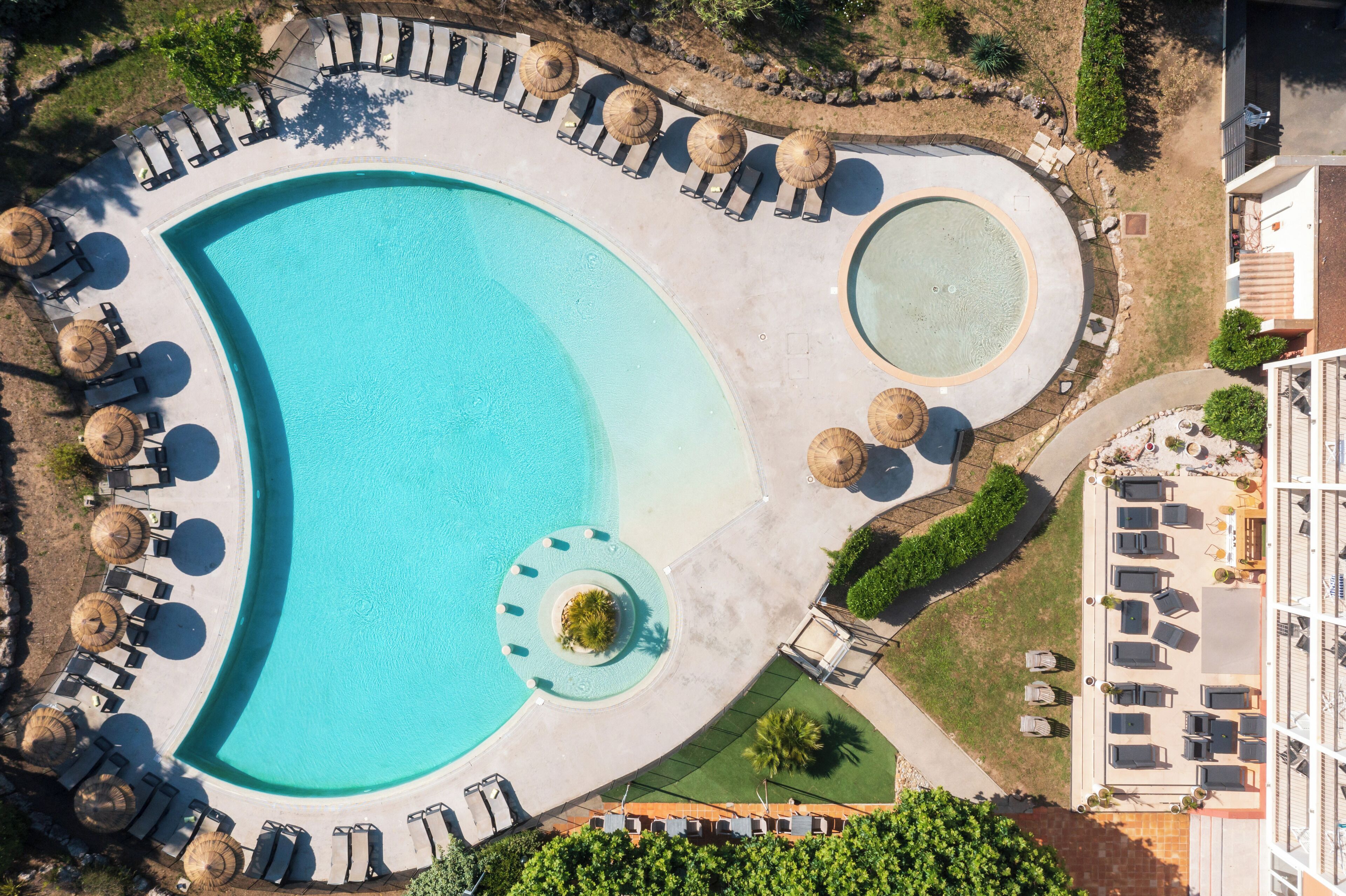 Piscine extérieure, chaises longues