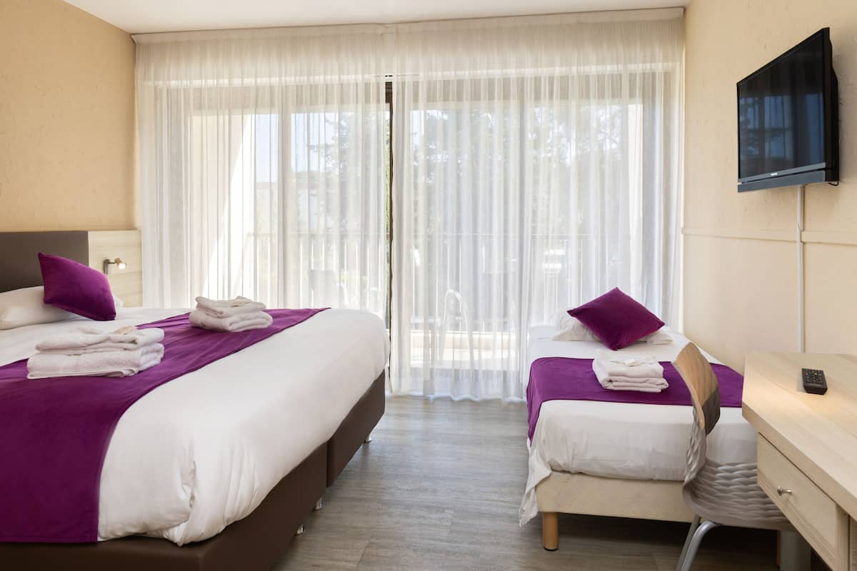 Triple Room | Desk, soundproofing, free cots/infant beds, free WiFi