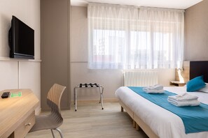 Desk, soundproofing, free cribs/infant beds, free WiFi - Hotel Club Le Capet (Sainte-Maxime)