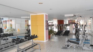 A modern gym with treadmills, dumbbells, and weight machines. - Side Win Hotel (Manavgat)
