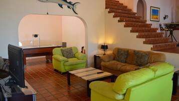 Villa superior, 3 habitaciones | Área de sala de estar | Televisión de pantalla plana y reproductor de DVD