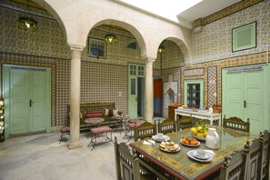 Free daily buffet breakfast - Dar Ya - Hostel (Tunis)