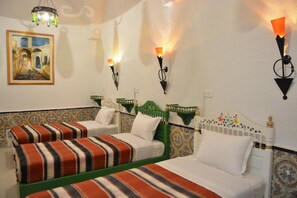 Individually decorated, desk, blackout drapes, iron/ironing board - Dar Ya - Hostel (Tunis)