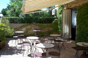 Outdoor dining - Hôtel des Frênes (Montpellier)