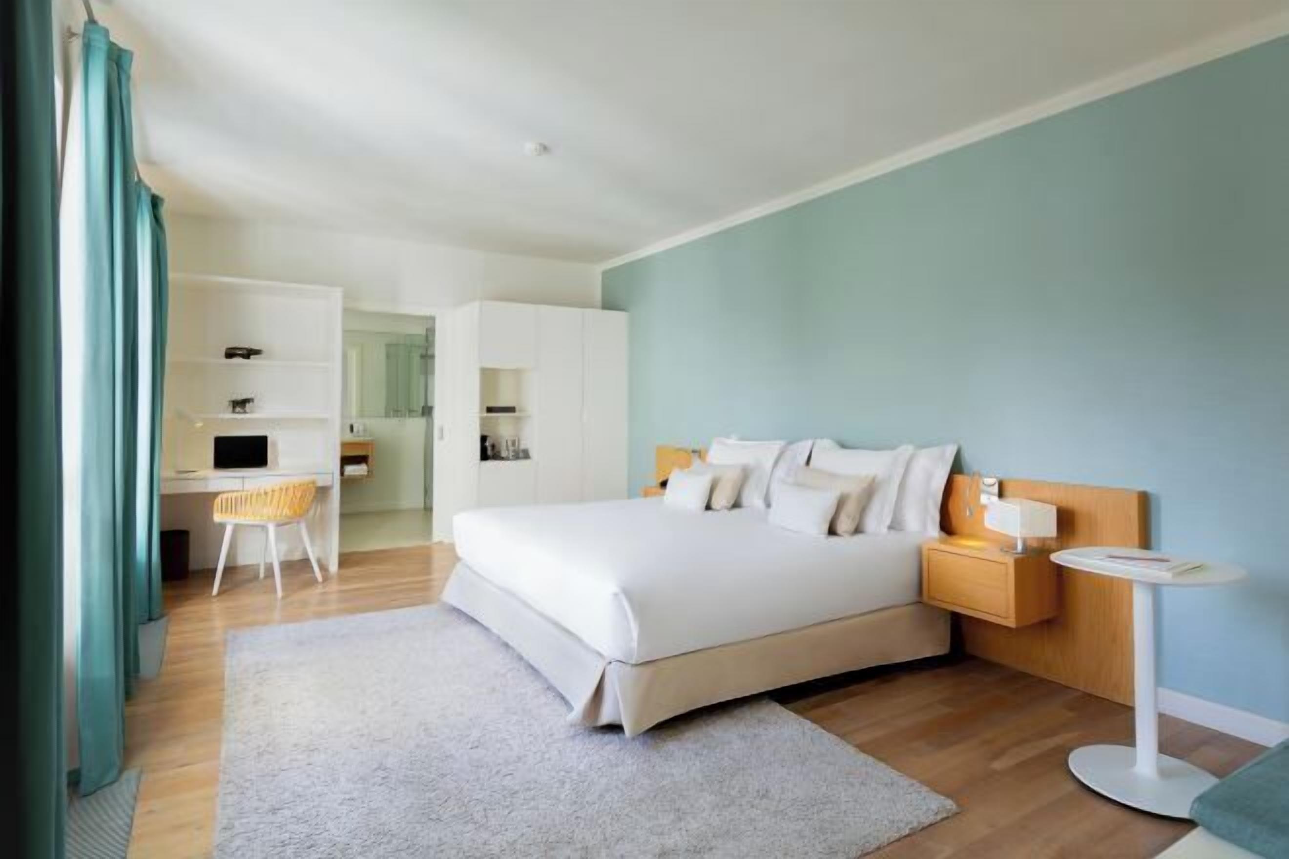 Ropa de cama de alta calidad y minibar 
