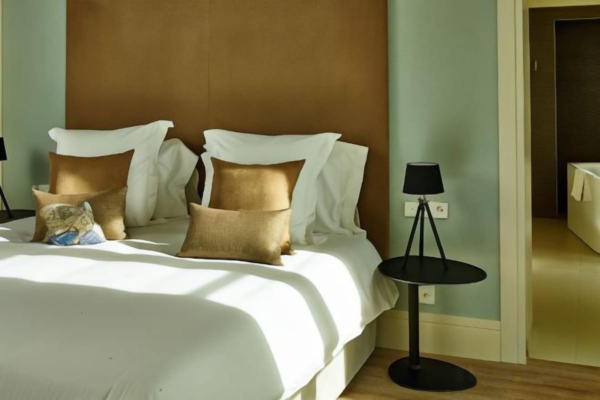 Peralatan tempat tidur premium, bar mini, peti besi dalam bilik 