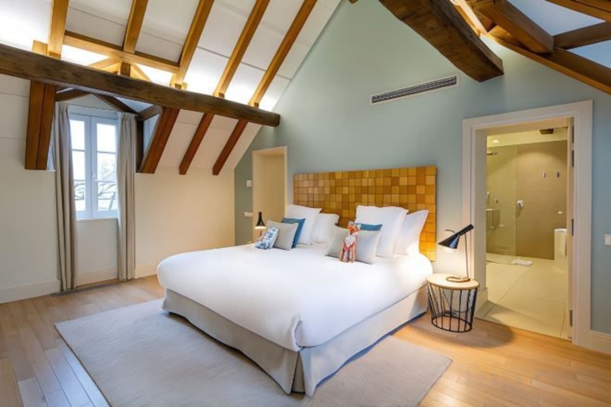 Ropa de cama de alta calidad y minibar 
