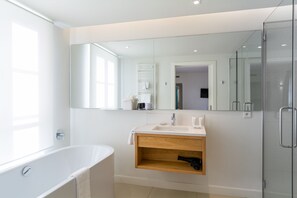 Quarto luxo | Banheiro | Secador de cabelo, toalhas de banho, shampoo, papel higiênico