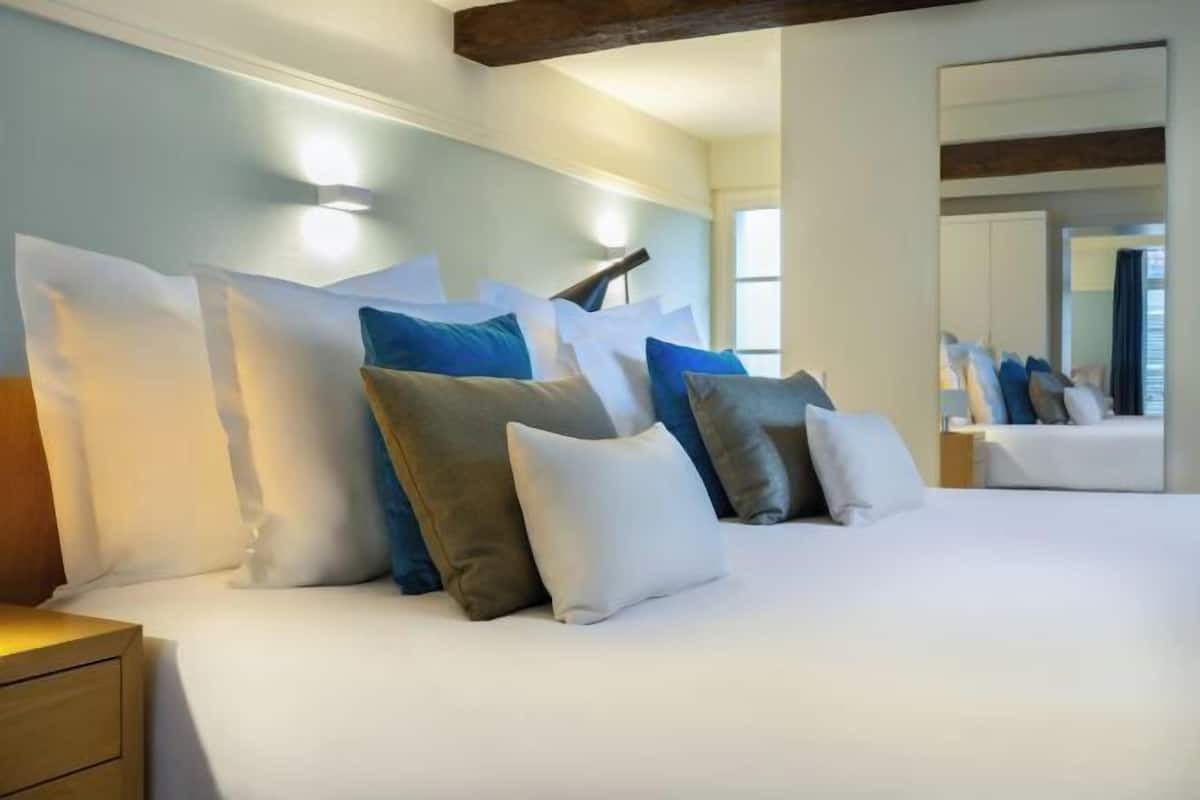 Ropa de cama de alta calidad y minibar