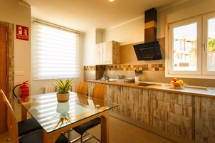 Nevada Apartment | Cozinha privada | Geladeira grande, micro-ondas, cooktop, cafeteira/chaleira