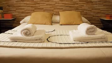 Wengué Apartment | 1 bedroom, individually decorated, individually furnished, desk