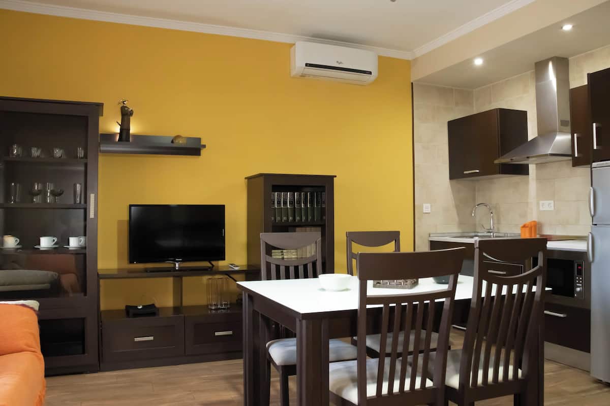 Wengué Apartment | Área de sala de estar | Televisión de pantalla plana