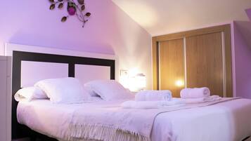Una cama bien hecha con sábanas blancas y un adorno decorativo encima.