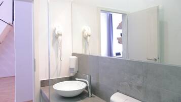 Apartamento, 1 habitación | Baño | Ducha, artículos de higiene personal ecológicos y secador de pelo