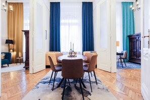 Apartamento Grand, 2 habitaciones | Servicio de comidas en la habitación