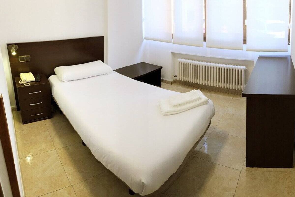 Quarto solteiro | Roupas de cama premium, edredons de pluma, escrivaninha