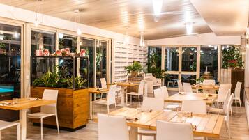 Aperto a pranzo e cena, cucina locale