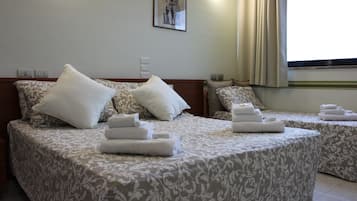 Select Comfort 床、迷你吧、客房内保险箱、办公桌