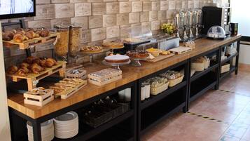 Mostrador de panadería con diversas pastas y productos horneados.