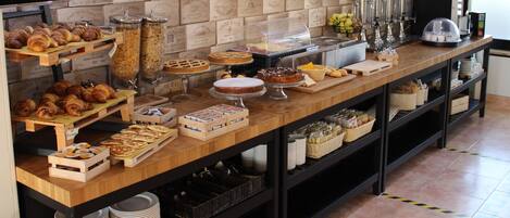 Mostrador de panadería con diversas pastas y productos horneados.