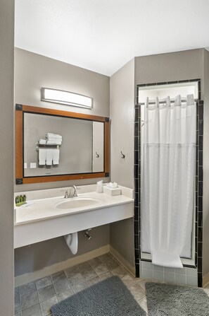 Shower, hydromassage showerhead, designer toiletries, hair dryer - Indian Creek Lodge (Douglas City)
